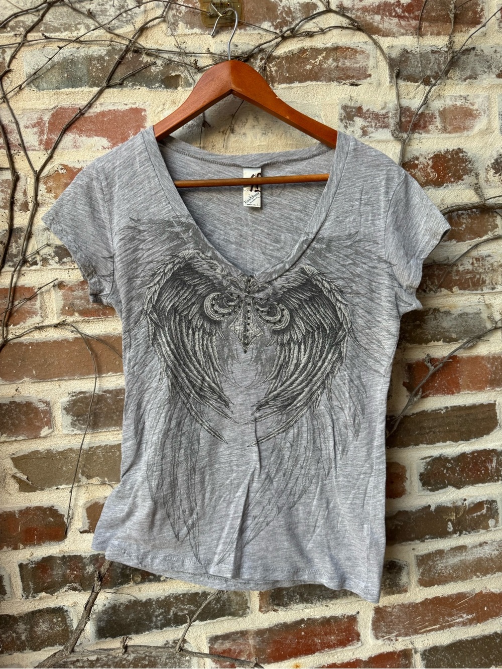 Y2K Rock & Rose Angel Wings Studded Cross Graphic V-Neck Tee Shirt Large